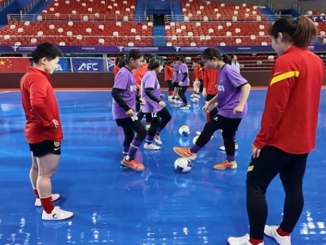 女五国家队呼和浩特传授球技