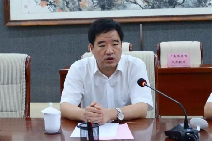 二连浩特市委副书记、市长刘志平