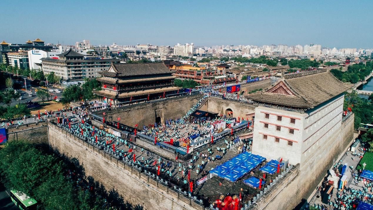 西安举行城墙秋季半马赛 六千跑者“穿越”古城