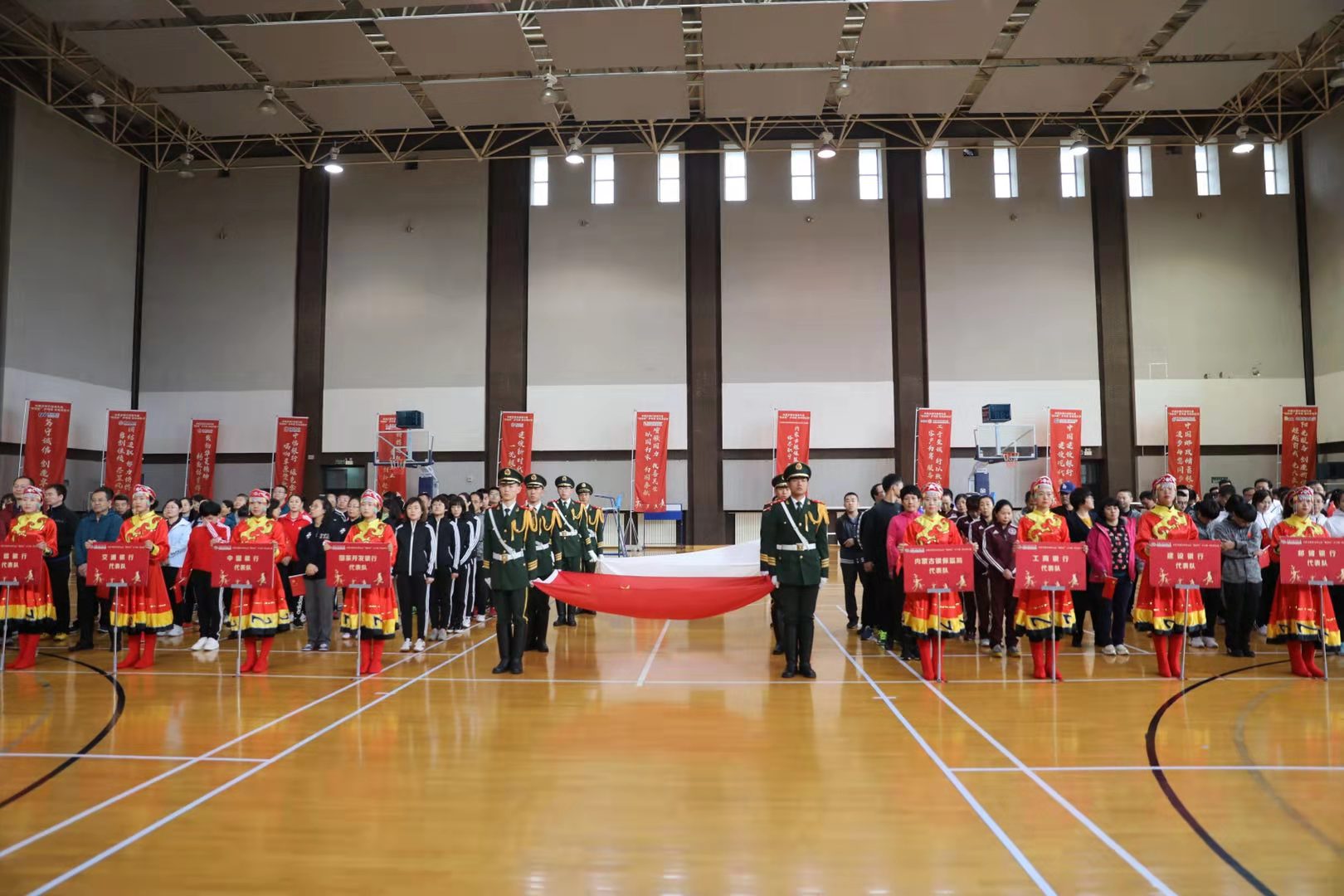 喜迎建国七十载 建设亮丽内蒙古 --内蒙古银行业协会成功举办第九届“银协杯”乒乓球 羽毛球比赛