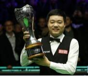 时隔十年丁俊晖再夺英锦赛奖杯