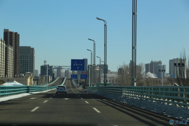 开通首日记者体验金海路高架：18分钟16公里