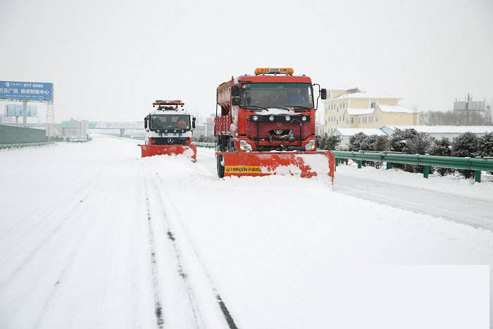 内蒙古多条高速公路因降雪实施交通管制