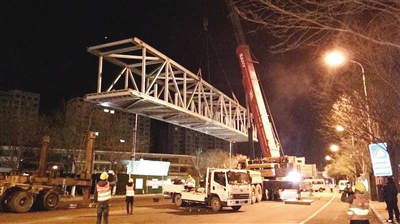 腾飞路小学人行天桥主桥架设完毕