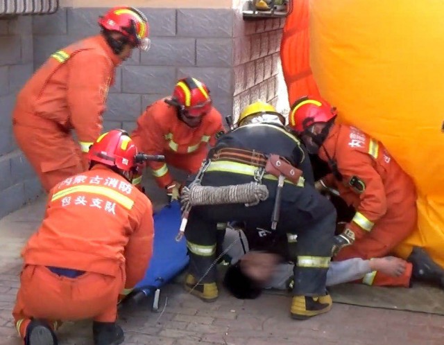包头一轻生男子从4楼跃下 ，幸亏消防员……