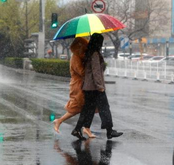 清明节前南方雨不停 北方气温坐“过山车”