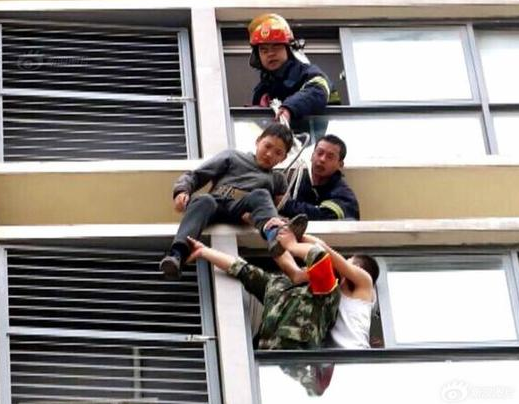 男童被困11楼外 消防官兵飞身营救
