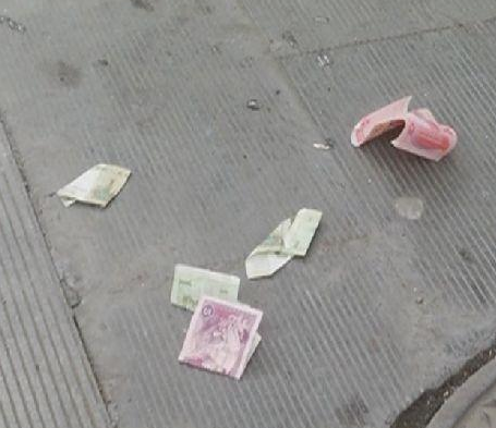 啥情况？一男子掏出钱包当街撒钱