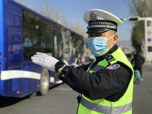 5分钟处理一起交通事故 司机为交警点赞