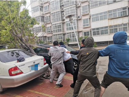 阳光财险沧州中支理赔服务部查勘人员雨天救援被砸车辆