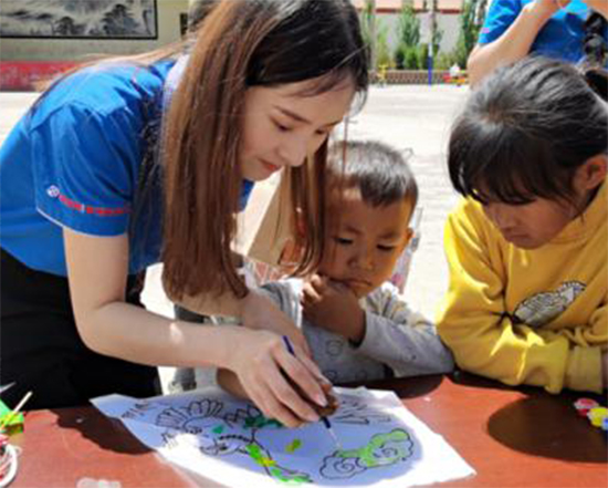 公益助学 11名贫困家庭儿童度过了一个特别的儿童节