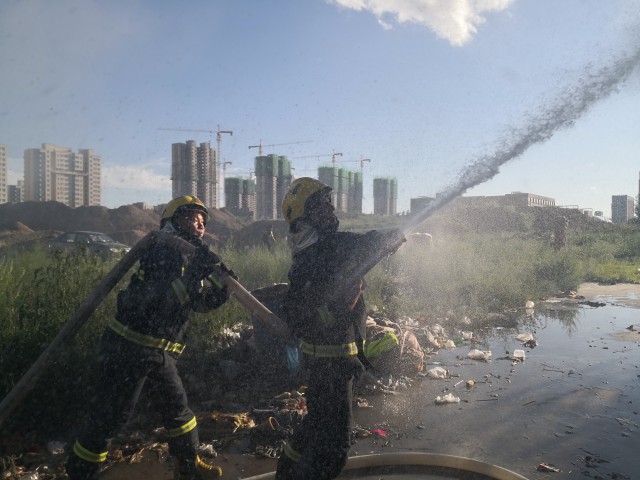 有飞机坠毁在乌兰察布市？谣言！系建筑工地彩钢房着火