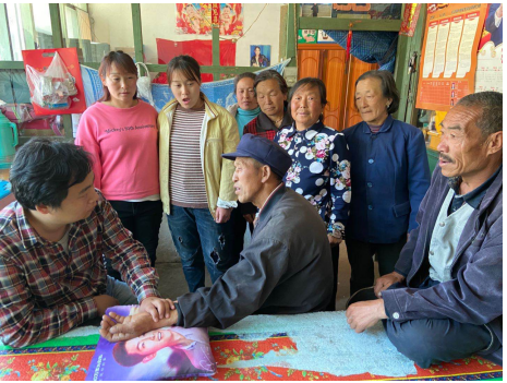 中信银行扶贫故事：驻村扶贫队的小郎中