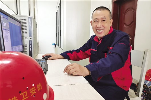 翻越两道护栏 一次生命“握手”