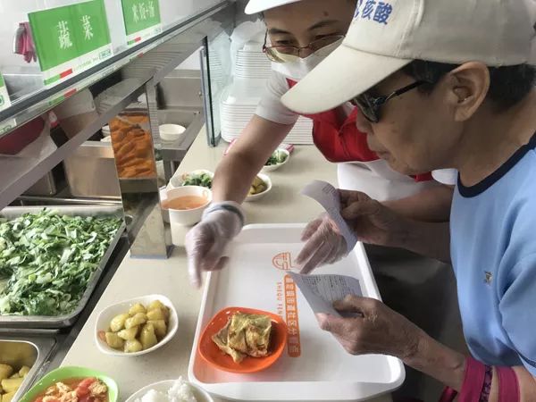为老餐厅：把热乎饭菜送到老人手里