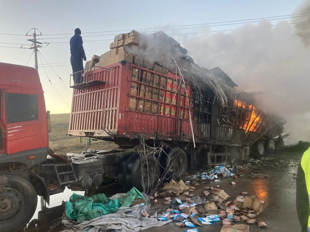 危急！大货车着火 车上装满易燃物品......