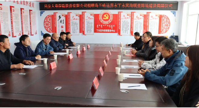 民生保险内蒙古分公司负责人田强一行 前往丁木其沟嘎查参加房屋修葺扩建挂牌仪式