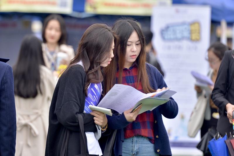 七成以上高校毕业生留在区内就业——从质量年度报告看内蒙古高校毕业生就业成绩单