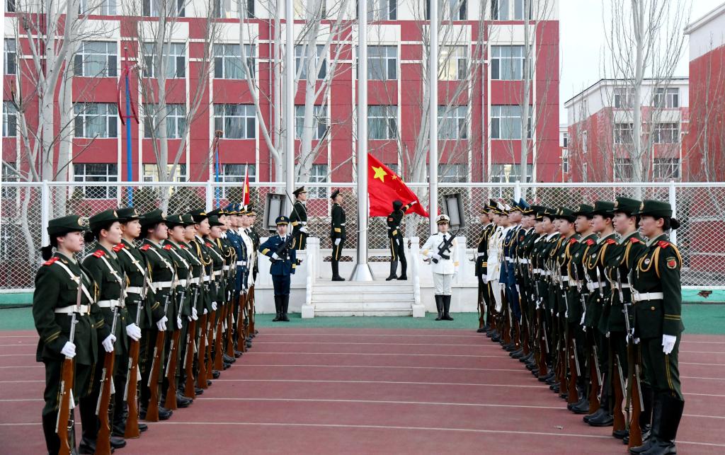 开学第一天：同升一面旗 共爱一个国