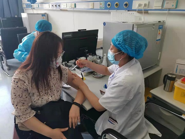 疫情防控 共筑安全防线  ——阳光人寿内蒙古分公司组织员工有序接种新冠疫苗