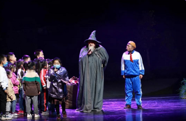 内蒙古艺术剧院原创儿童剧《刘小闯学画》六一儿童节精彩上演