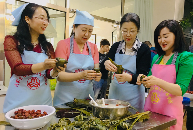 内蒙古举办包粽子送温暖活动