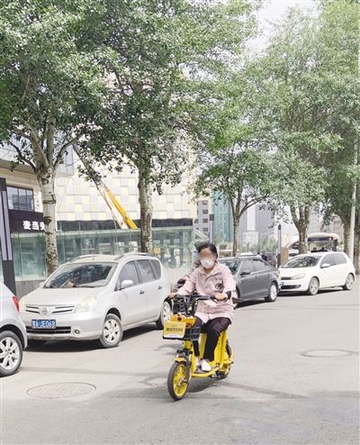 骑共享电单车 你戴头盔了吗