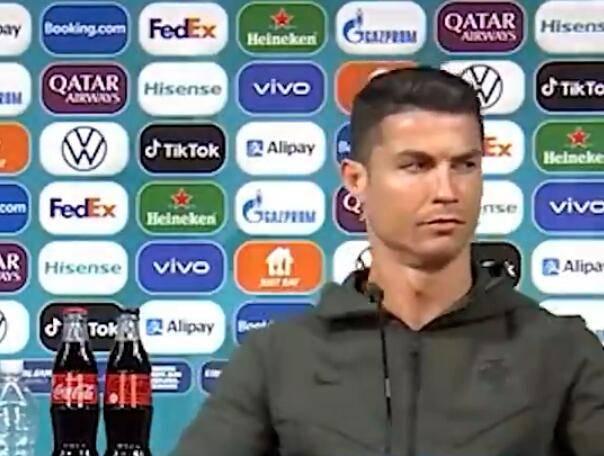 C罗挪走可乐引争议 欧足联公开站台赞助商