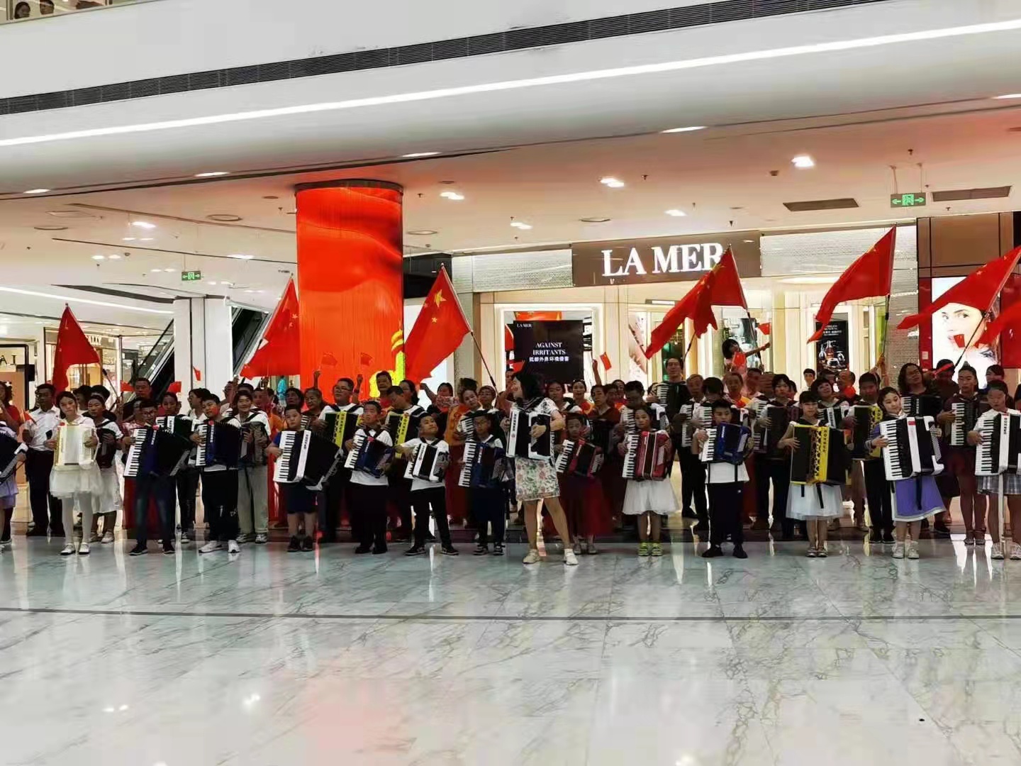 “艺心向党、礼赞百年” 呼和浩特市百人手风琴快闪活动成功举办