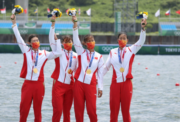 内蒙古籍选手陈云霞与队友为中国队摘下奥运女子四人双桨金牌