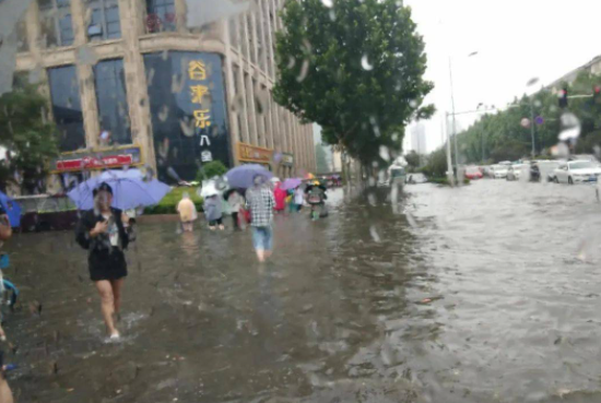 呼和浩特普降大到暴雨 中北部旱情基本解除