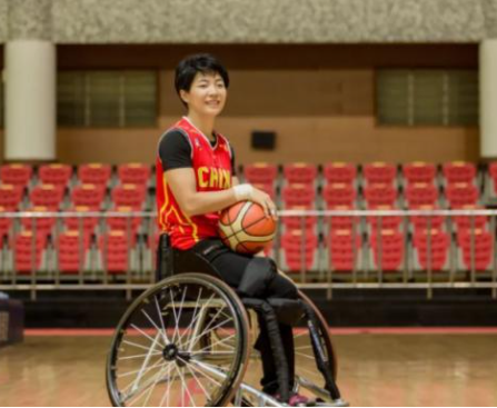 张雪梅担任东京残奥会闭幕式中国体育代表团旗手