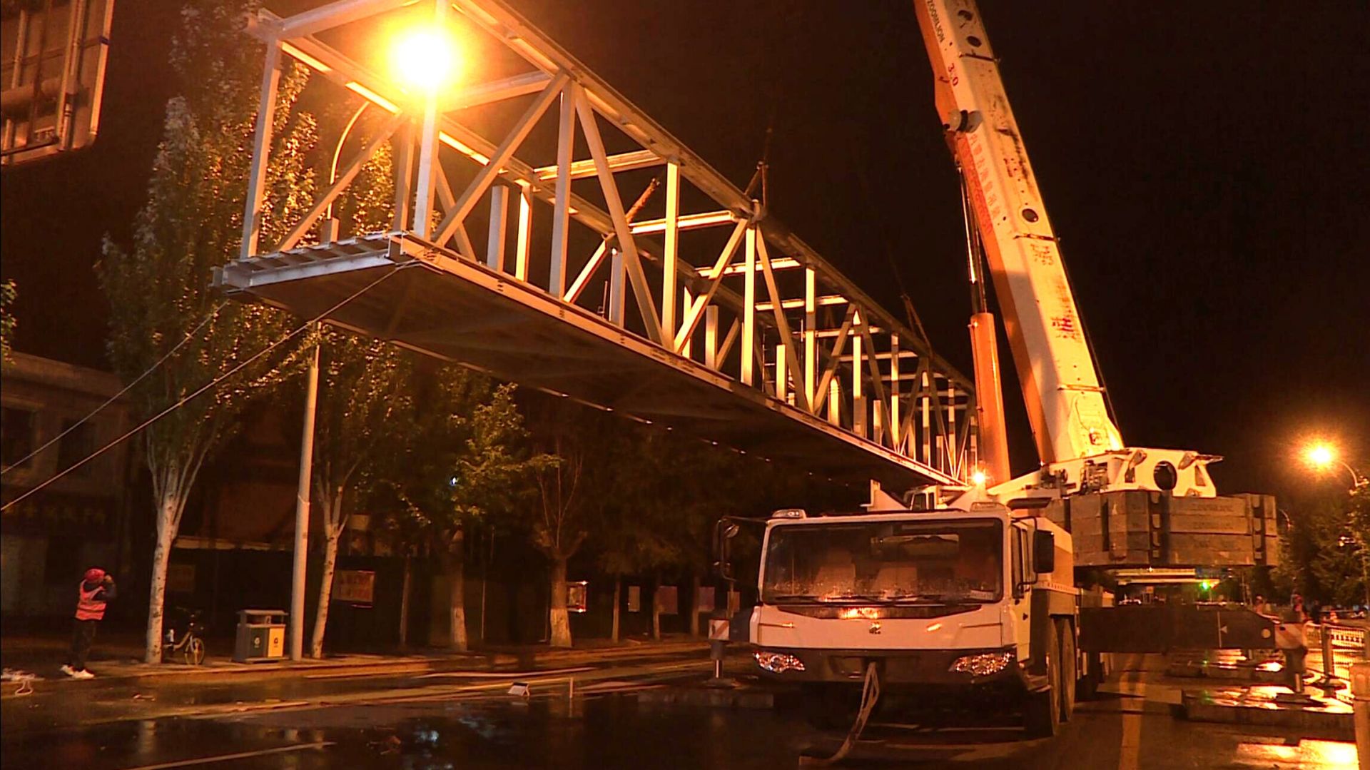 呼和浩特新建5座人行天桥 预计10月底完工