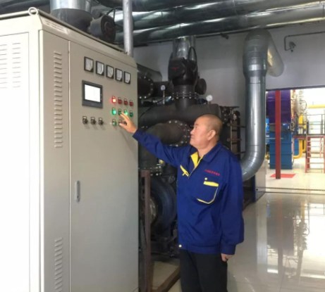 呼和浩特：热企检修设备 做好供暖准备工作