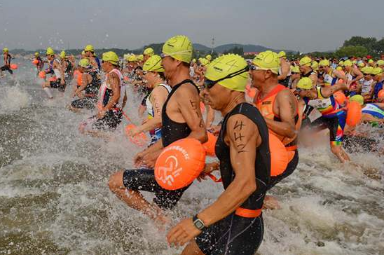 北戴河铁人三项大赛鸣枪开赛