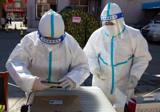 党旗飘扬在疫情防控最前线