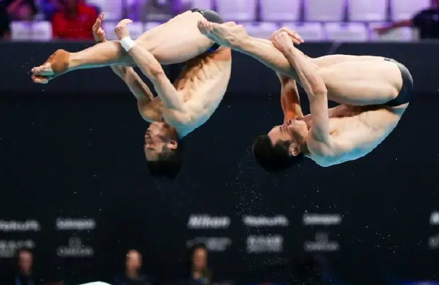 游泳世锦赛：曹缘/王宗源男双3米板夺冠摘跳水首金