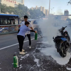 抬车救人的驾驶员终于找到啦！