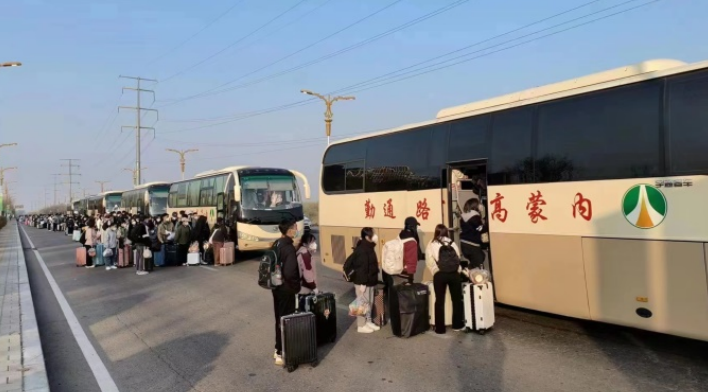 内蒙古高速集团呼和浩特分公司派专车 为高校学生返乡保驾护航