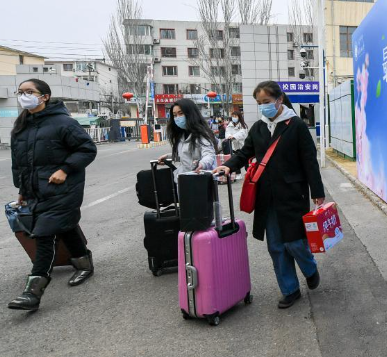 方便大学生返校 火车站到大学城有了临时公交定制专线