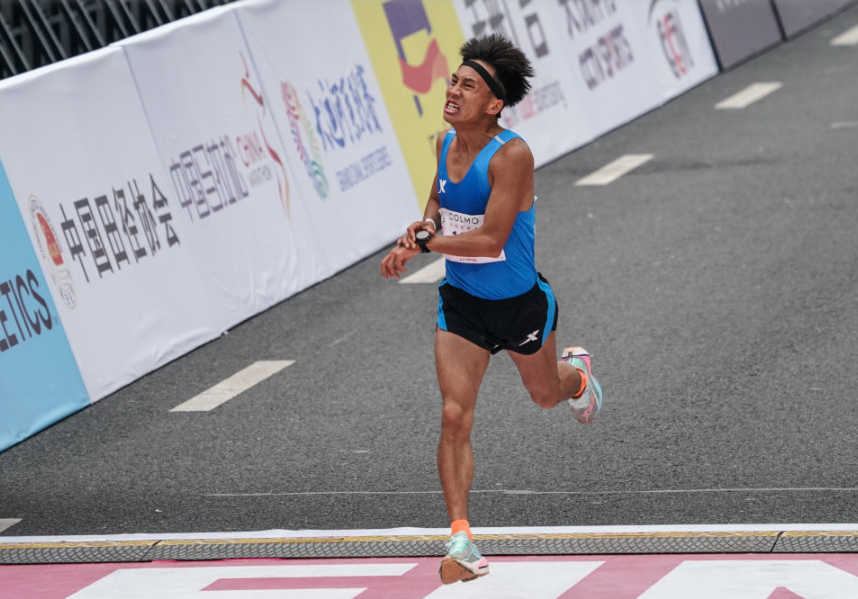 何杰打破尘封逾15年的男子马拉松全国纪录