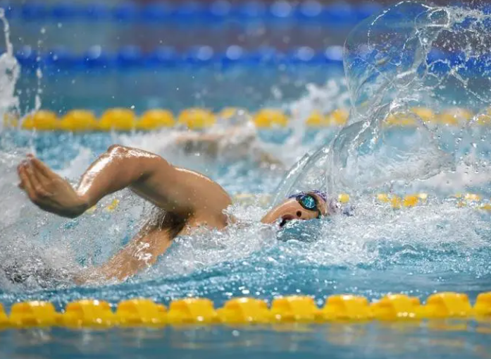 全国春季游泳锦标赛：覃海洋刷新男子50米蛙泳亚洲纪录