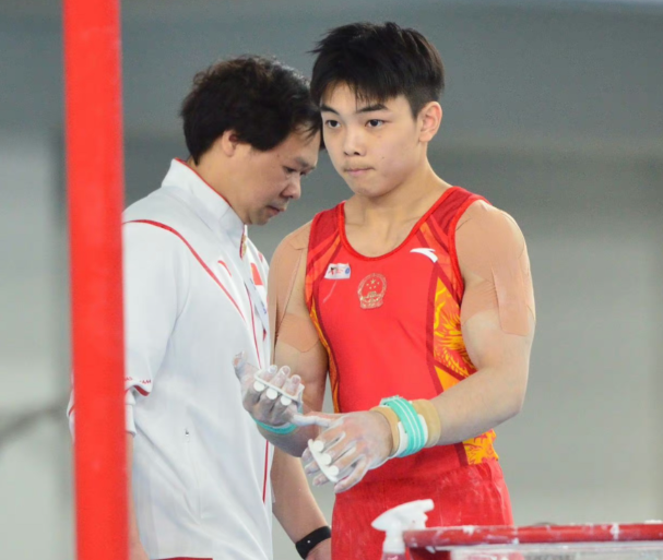 体操世青赛何翔男子单杠摘银