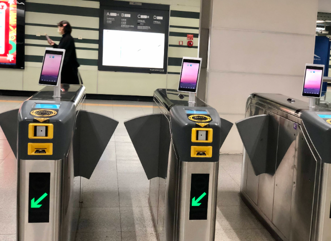 开通地铁“人脸识别”功能的乘客可直接刷脸进出站