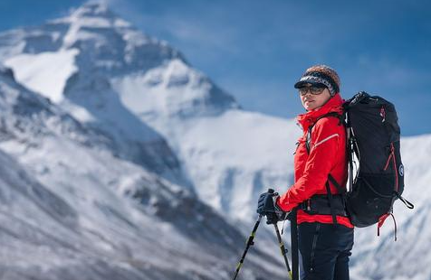 中国登山者勇攀“地球之巅”致敬人类首次登顶珠峰70周年