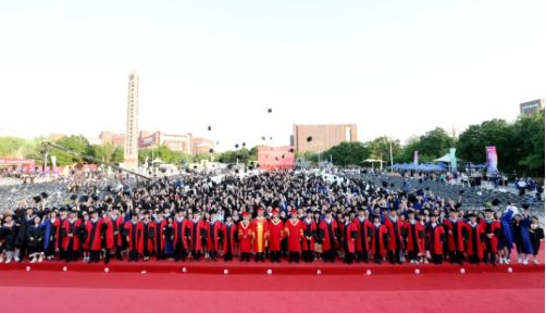 ​内蒙古师范大学2023届学生毕业典礼暨学位授予仪式隆重举行