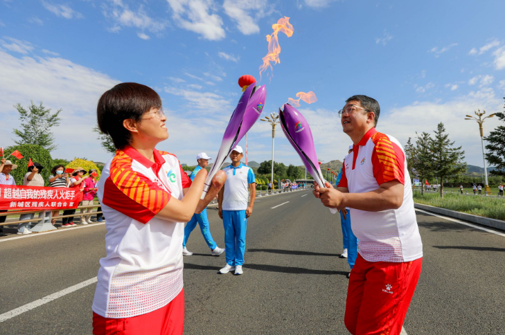 内蒙古第十五届运动会火炬在呼和浩特传递