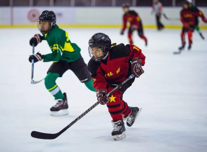 第十四届全国冬季运动会冰球 （公开组）比赛开赛仪式举行