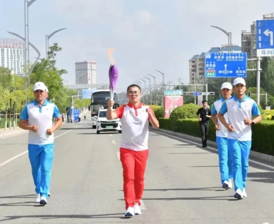 十五运火炬在东胜区传递 　　