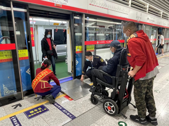 用心贴心暖心   乘客为呼和浩特地铁无障碍接续服务点赞